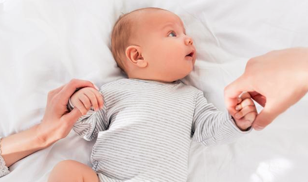 摸哪里能更准确地判断宝宝冷暖?