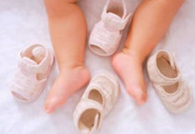 万州月嫂告诉你头几个月的宝宝不用穿鞋