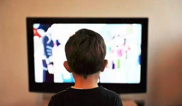 万州月嫂告诉您：给孩子看动画片有什么利弊？