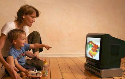 万州月嫂告诉您：给孩子看动画片有什么利弊？