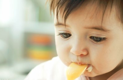 万州育婴师告诉您：如何正确训练宝宝使用小勺？